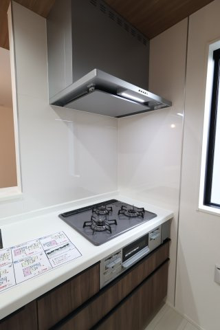 《仲介手数料無料》見沼区深作５丁目117(4号棟)新築一戸建てグラファーレのキッチン|撮影日 2025年11月4日 15:15 晴れ