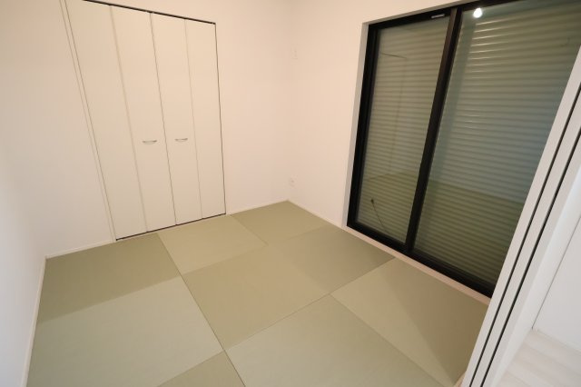 《仲介手数料無料》見沼区深作５丁目117(4号棟)新築一戸建てグラファーレの和室|撮影日 2025年11月4日 15:15 晴れ