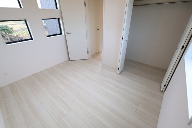 《仲介手数料無料》見沼区深作５丁目117(4号棟)新築一戸建てグラファーレの洋室|撮影日 2025年11月4日 15:15 晴れ