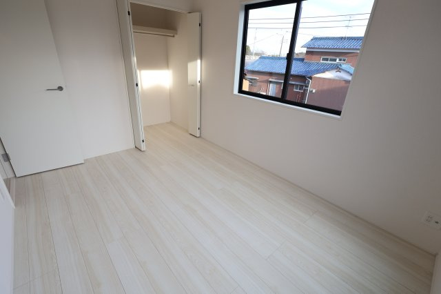 《仲介手数料無料》見沼区深作５丁目117(4号棟)新築一戸建てグラファーレの洋室|撮影日 2025年11月4日 15:15 晴れ