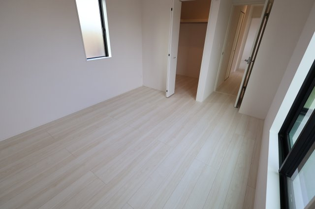 《仲介手数料無料》見沼区深作５丁目117(4号棟)新築一戸建てグラファーレの洋室|撮影日 2025年11月4日 15:15 晴れ