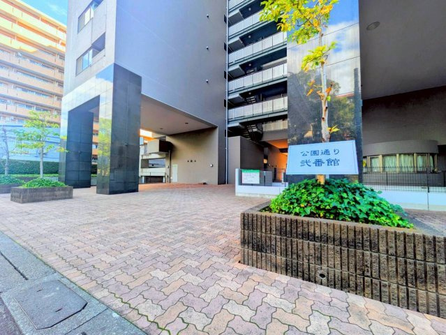 横浜公園通り弐番館のエントランス