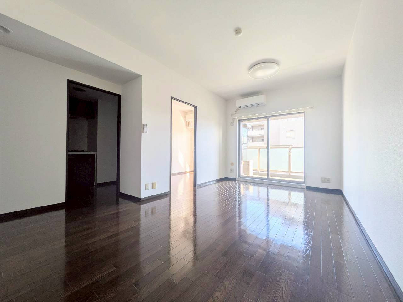 横浜公園通り弐番館の居間・リビング