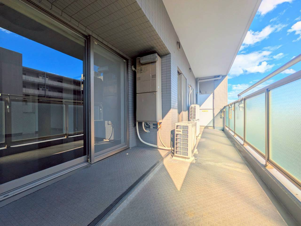 横浜公園通り弐番館のバルコニー