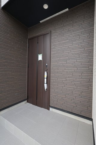 《仲介手数料無料》見沼区深作５丁目117(5号棟)新築一戸建てグラファーレの玄関|2025年11月4日 15:15 晴れ