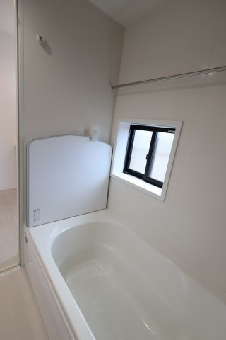 《仲介手数料無料》見沼区深作５丁目117(5号棟)新築一戸建てグラファーレの浴室|2025年11月4日 15:15 晴れ