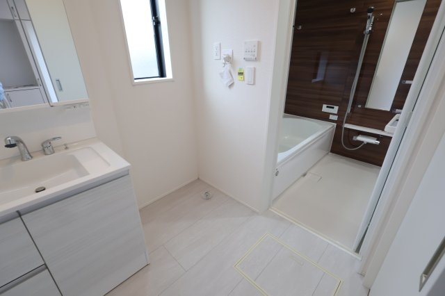 《仲介手数料無料》見沼区深作５丁目117(5号棟)新築一戸建てグラファーレのランドリースペース|2025年11月4日 15:15 晴れ