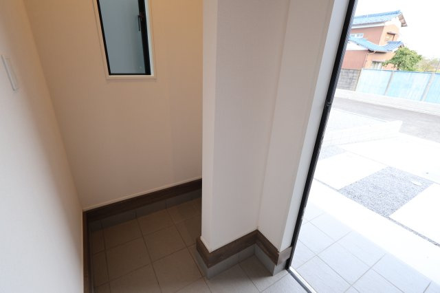 《仲介手数料無料》見沼区深作５丁目117(5号棟)新築一戸建てグラファーレの玄関|2025年11月4日 15:15 晴れ