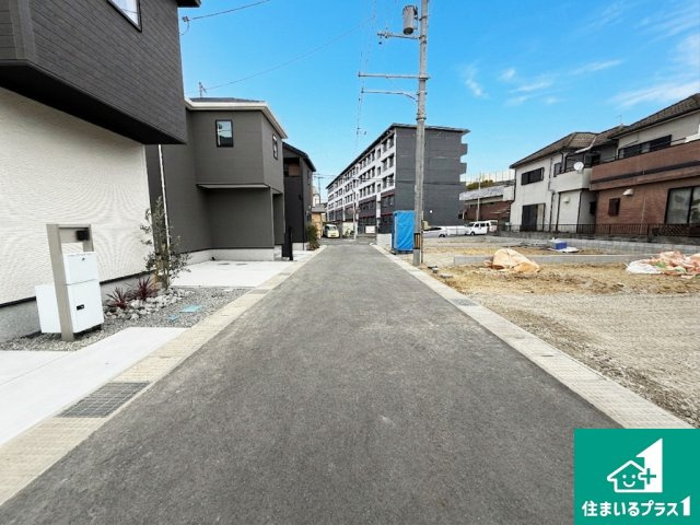 泉佐野市長滝　第1期　新築一戸建ての前面道路含む現地写真|周辺は閑静な住宅街！前面道路広々で車の出し入れも便利です。駐車が苦手な方でも安心して車庫入れできます！