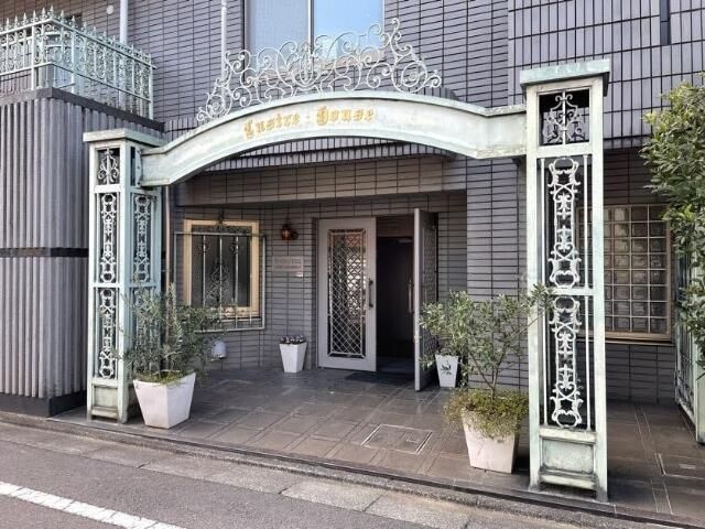 ラスターハウスのエントランス