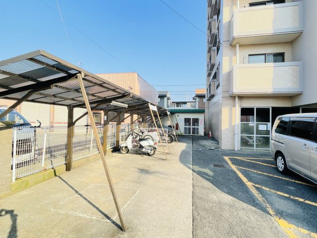 【駐輪場】 | グラン・ドムール周船寺 | 屋根付きのバイク置き場。