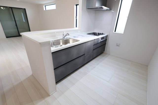 【キッチン】 | 《仲介手数料無料》見沼区深作５丁目117(6号棟)新築一戸建てグラファーレ | 2025年11月4日 15:15 晴れ