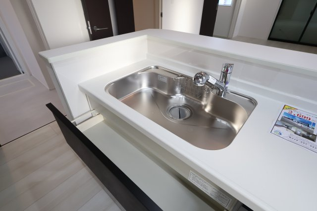 【キッチン】 | 《仲介手数料無料》見沼区深作５丁目117(6号棟)新築一戸建てグラファーレ | 2025年11月4日 15:15 晴れ