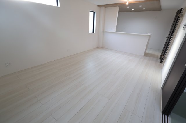 【居間・リビング】 | 《仲介手数料無料》見沼区深作５丁目117(6号棟)新築一戸建てグラファーレ | 2025年11月4日 15:15 晴れ