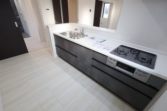 【キッチン】 | 《仲介手数料無料》見沼区深作５丁目117(6号棟)新築一戸建てグラファーレ | 2025年11月4日 15:15 晴れ