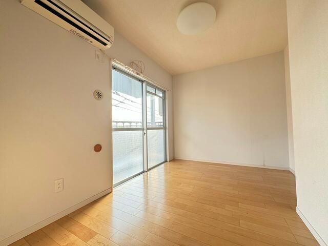 ガーデン花小金井の居間・リビング