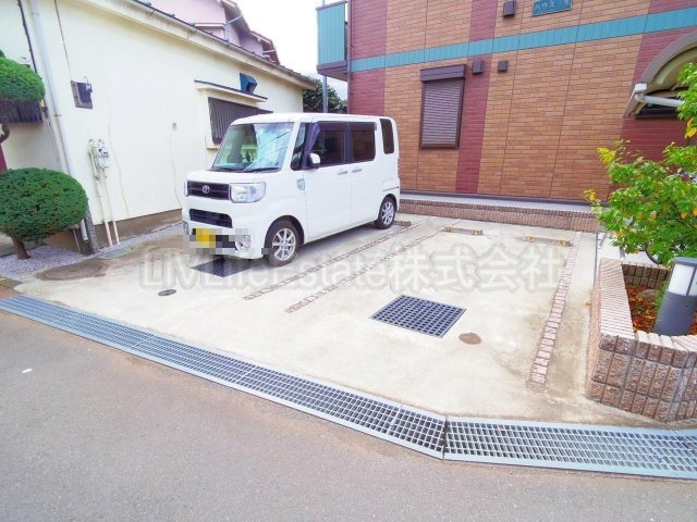 ハウス三生の駐車場