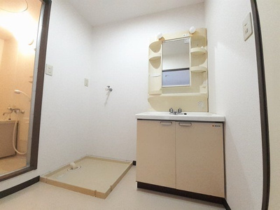 【洗面所】 | エルガーデン | 明るい洗面所です