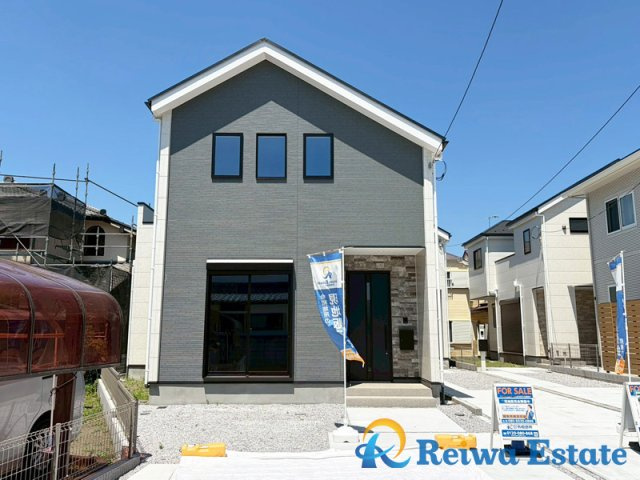 新築戸建　茅ヶ崎市旭が丘の外観|お車を2台並べて停められるゆとりあるカースペースを完備！※車種による