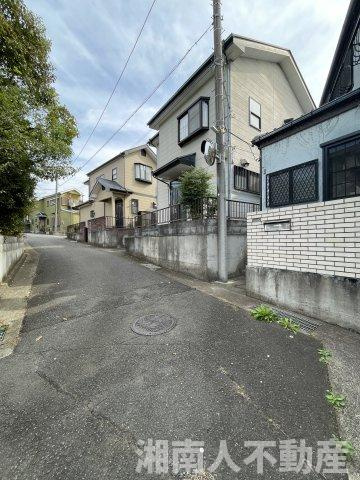 小田原市小竹　中古戸建の前面道路含む現地写真|前面道路含む現地写真です