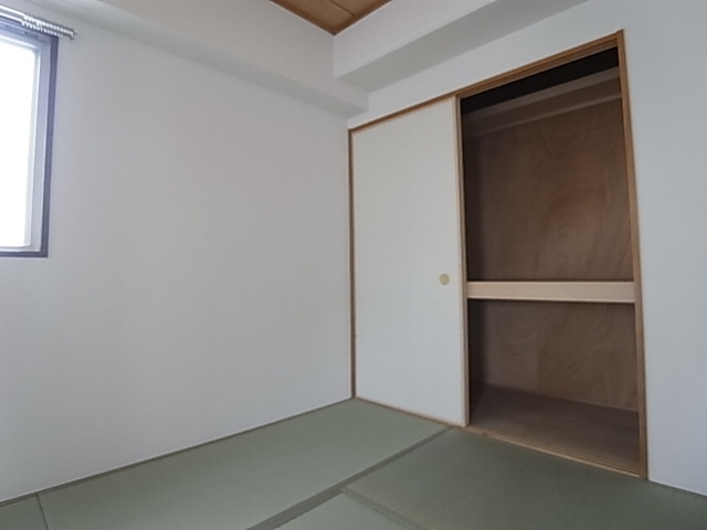 神戸市兵庫区塚本通８丁目の賃貸マンションの収納