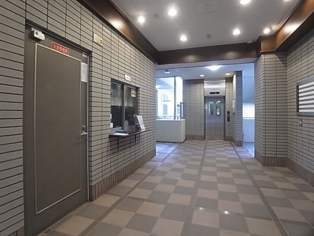 神戸市兵庫区塚本通８丁目の賃貸マンションのエントランス