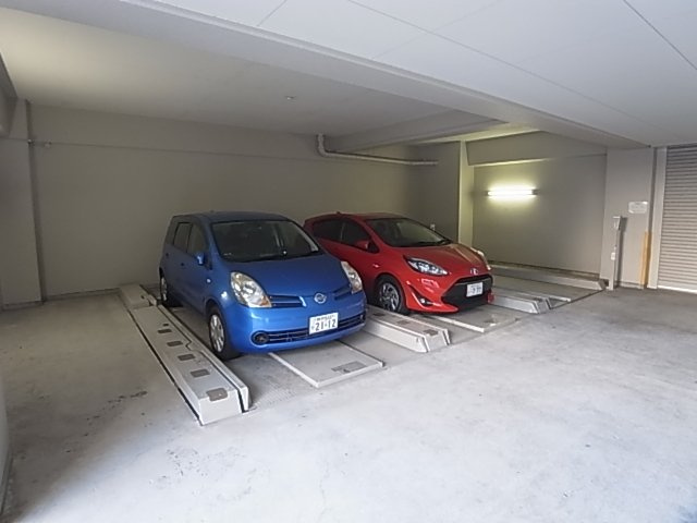 神戸市兵庫区塚本通８丁目の賃貸マンションの駐車場