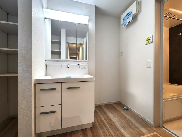 福岡市西区愛宕浜第1-3棟（1号棟）　の内観：施工例|ゆとりの洗面スペースで朝の身支度もスムーズに。暮らしを快適に変えるシャワー付洗面台です！