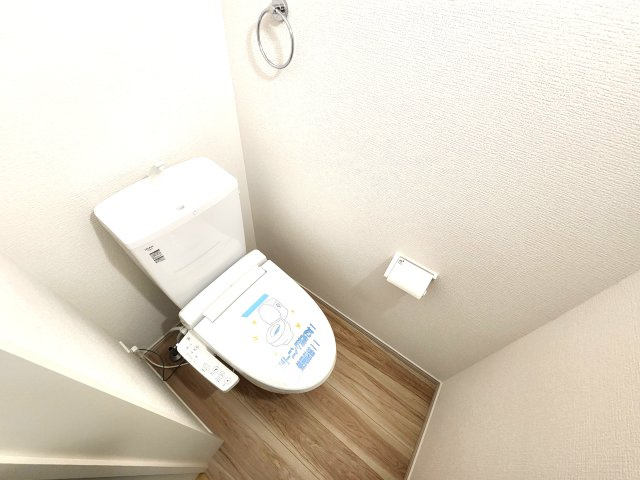 福岡市西区愛宕浜第1-3棟（1号棟）　の内観：施工例|温水洗浄便座を完備しております。2ヶ所にトイレがあるのは朝の慌ただしい時間も安心です。