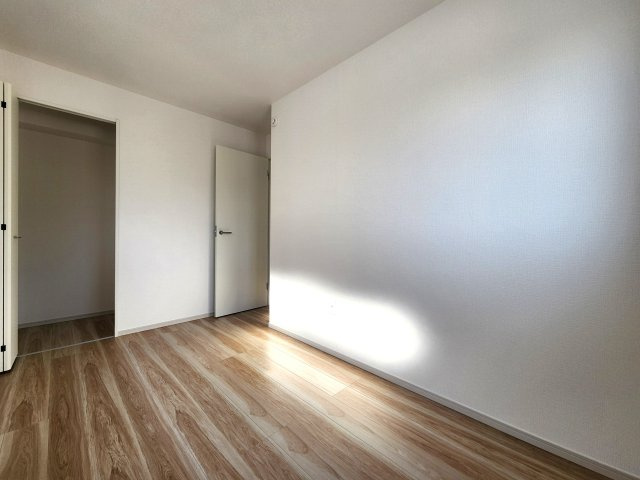 福岡市西区愛宕浜第1-3棟（1号棟）　の内観：施工例|採光良好な洋室は全居室、複層ガラスの遮熱効果と断熱効果で、一年中快適に過ごせます。