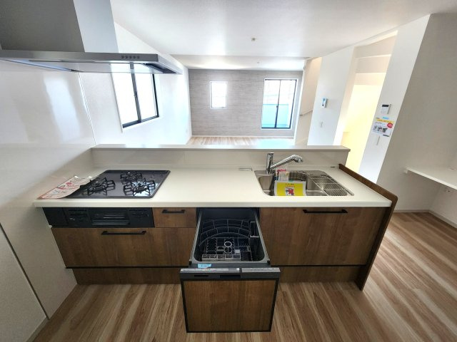 福岡市西区愛宕浜第1-3棟（1号棟）　の内観：施工例|ご家族を近くに感じられる対面キッチンのLDK。会話もはずみそうですね。