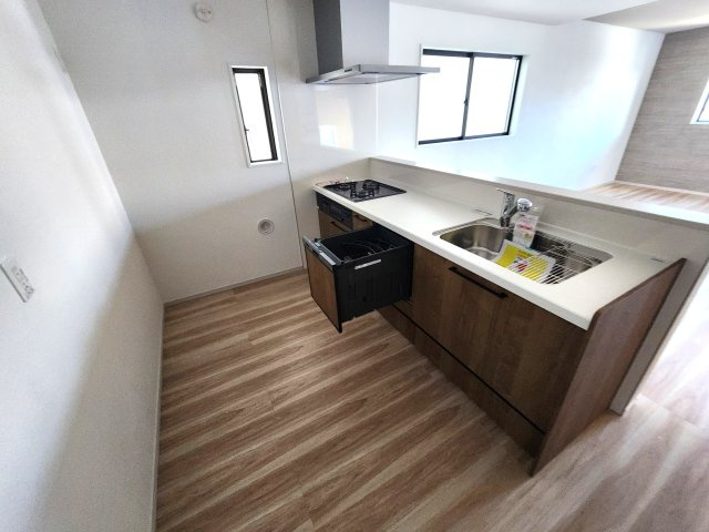 福岡市西区愛宕浜第1-3棟（1号棟）　の内観：施工例|ダイニングテーブルへの配膳がラクラク、お料理はかどるカウンター付きシステムキッチン！