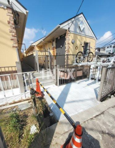 横浜市神奈川区神之木台のアパートのエントランス