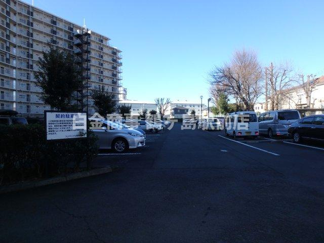 コンドミニアム坂戸の駐車場