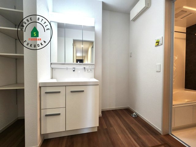 福岡市西区愛宕浜第1-3棟（2号棟）　の内観：施工例|ゆとりの洗面スペースで朝の身支度もスムーズに。暮らしを快適に変えるシャワー付洗面台です！