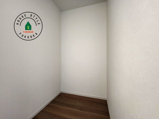 福岡市西区愛宕浜第1-3棟（2号棟）　の内観：施工例|洋服や大きな荷物が多い方や人数の多いご家族などは、一般的なクローゼットよりもウォークインクローゼットのほうが使い勝手が良いです。