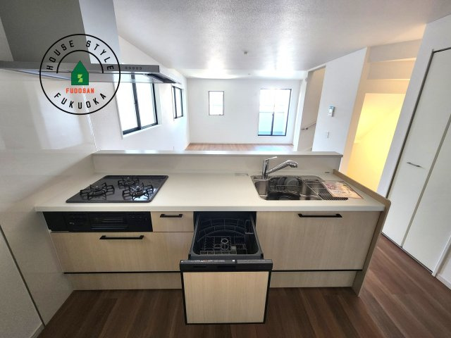 福岡市西区愛宕浜第1-3棟（2号棟）　の内観：施工例|ご家族を近くに感じられる対面キッチンのLDK。会話もはずみそうですね。