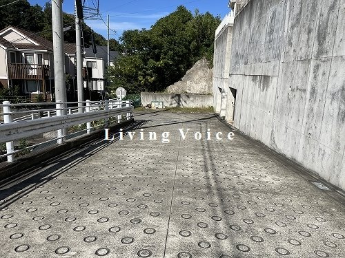 【前面道路含む現地写真】 | 【仲介手数料０円】座間市入谷東4丁目　中古一戸建て | 座間市入谷東4丁目　中古一戸建て