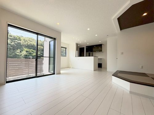 【居間・リビング】 | 【仲介手数料０円】座間市入谷東4丁目　中古一戸建て | 座間市入谷東4丁目　中古一戸建て