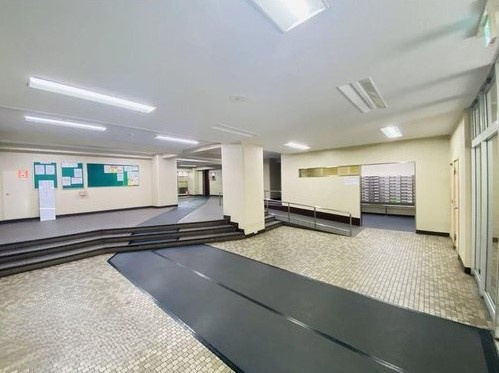 クローバーハイツ森小路二号棟　9階のロビー