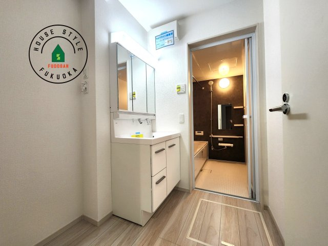 福岡市西区愛宕浜第1-3棟（3号棟）　の内観：施工例|ゆとりの洗面スペースで朝の身支度もスムーズに。暮らしを快適に変えるシャワー付洗面台です！