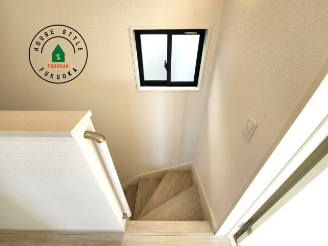 福岡市西区愛宕浜第1-3棟（3号棟）　の内観：施工例|＜手すり付階段＞手すりがないと階段の昇り降りで危険なことはもちろん、壁に手をつきながら歩くことで壁紙が汚れやすくなります。すべての方に快適に昇り降りしていただくため、手すりを設置しました。