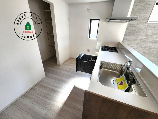 福岡市西区愛宕浜第1-3棟（3号棟）　の内観：施工例|ダイニングテーブルへの配膳がラクラク、お料理はかどるカウンター付きシステムキッチン！