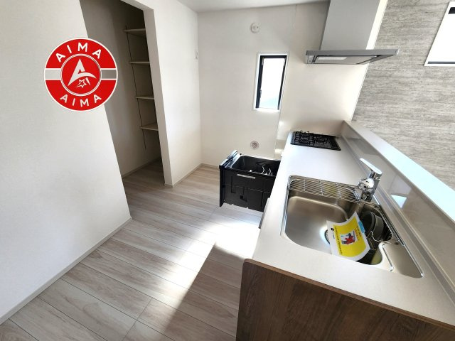 福岡市西区愛宕浜第1-3棟（3号棟）　のキッチン|ダイニングテーブルへの配膳がラクラク、お料理はかどるカウンター付きシステムキッチン！