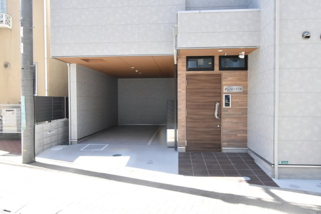 西宮市甲子園七番町の賃貸マンションのエントランス