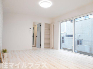 【居間・リビング】 | 郡山市喜久田町入ノ内新築一戸建て1棟 | こちらのリビングで趣味の時間をお楽しみください