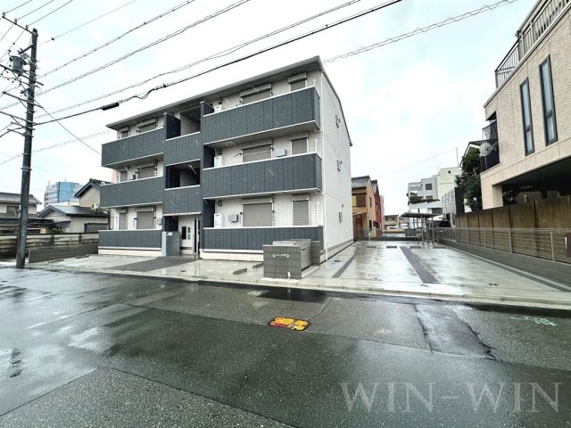 ファミール駅西の駐車場