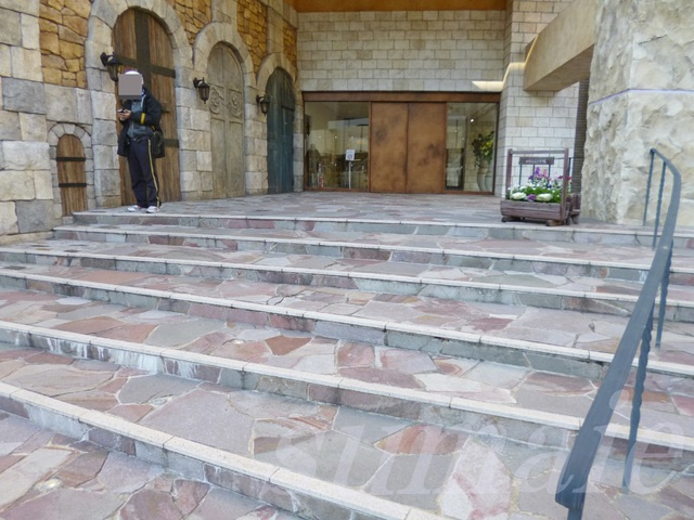 ロイヤルパークスリバーサイドのエントランス|エントランスは石畳♪