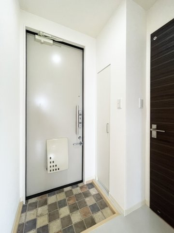 リブライフ春日　Ⅰ棟の玄関
