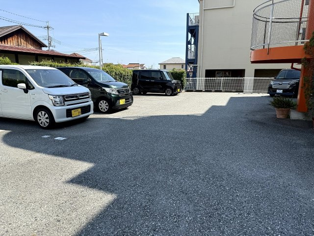 十三番館の駐車場
